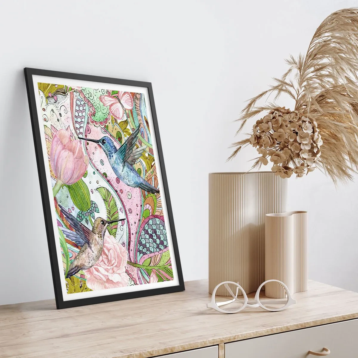 Plakát v černém rámu - Barevní kolibříci na pozadí květin a vzorů - 50x70cm - Zamotané do lián - Moderní nástěnná dekorace do obývacího pokoje a ložnice ARTTOR