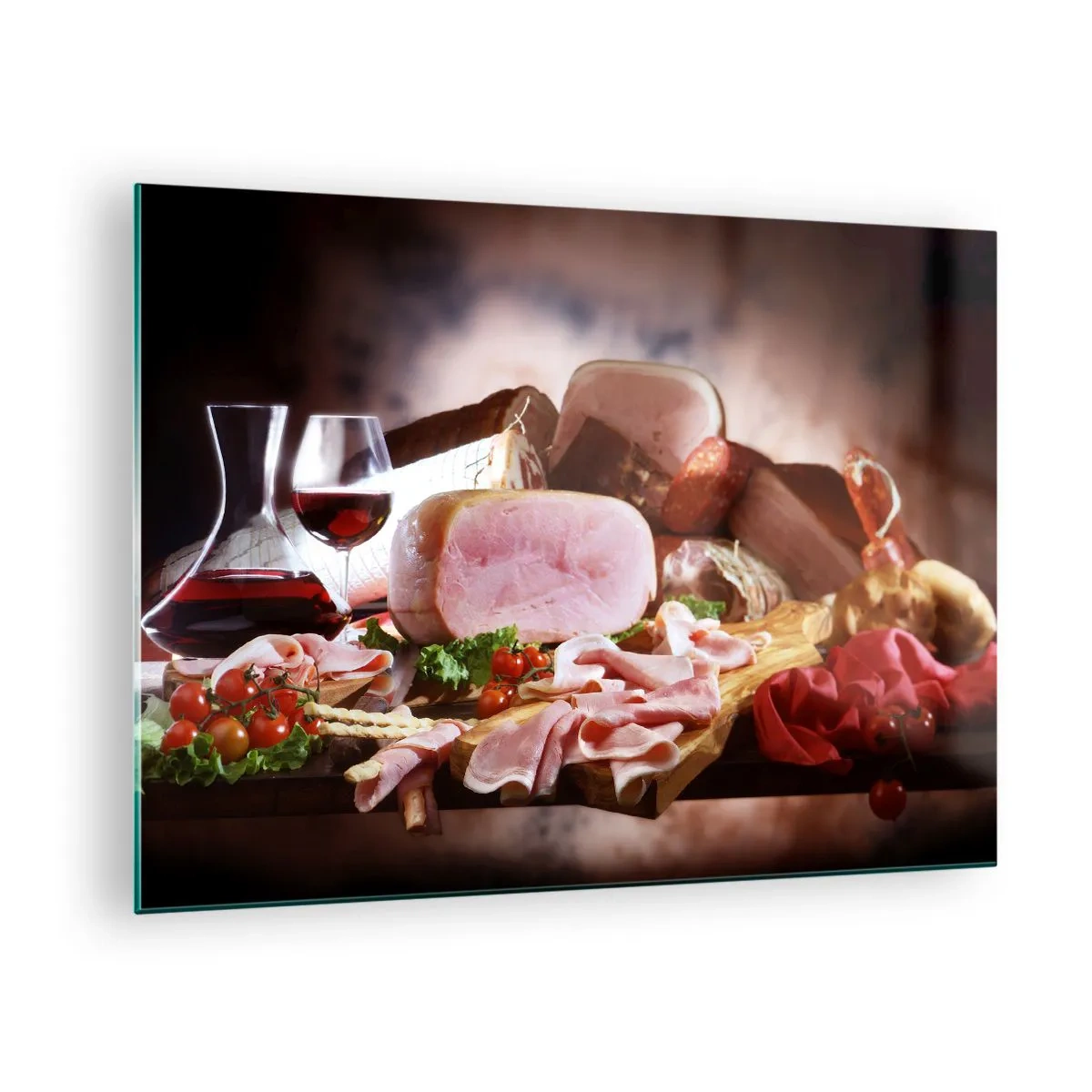 Obraz na skle - Kuchyňský stůl s uzeninami, vínem a čerstvou zeleninou - 70x50cm - Kulinární snění s karafou - Moderní nástěnná dekorace do obývacího pokoje a ložnice ARTTOR