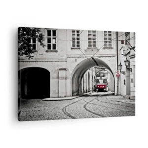 Obraz na plátně - Černobílá tramvaj v historické městské ulici - 70x50cm - Městským labyrintem - Moderní nástěnná dekorace do obývacího pokoje a ložnice ARTTOR
