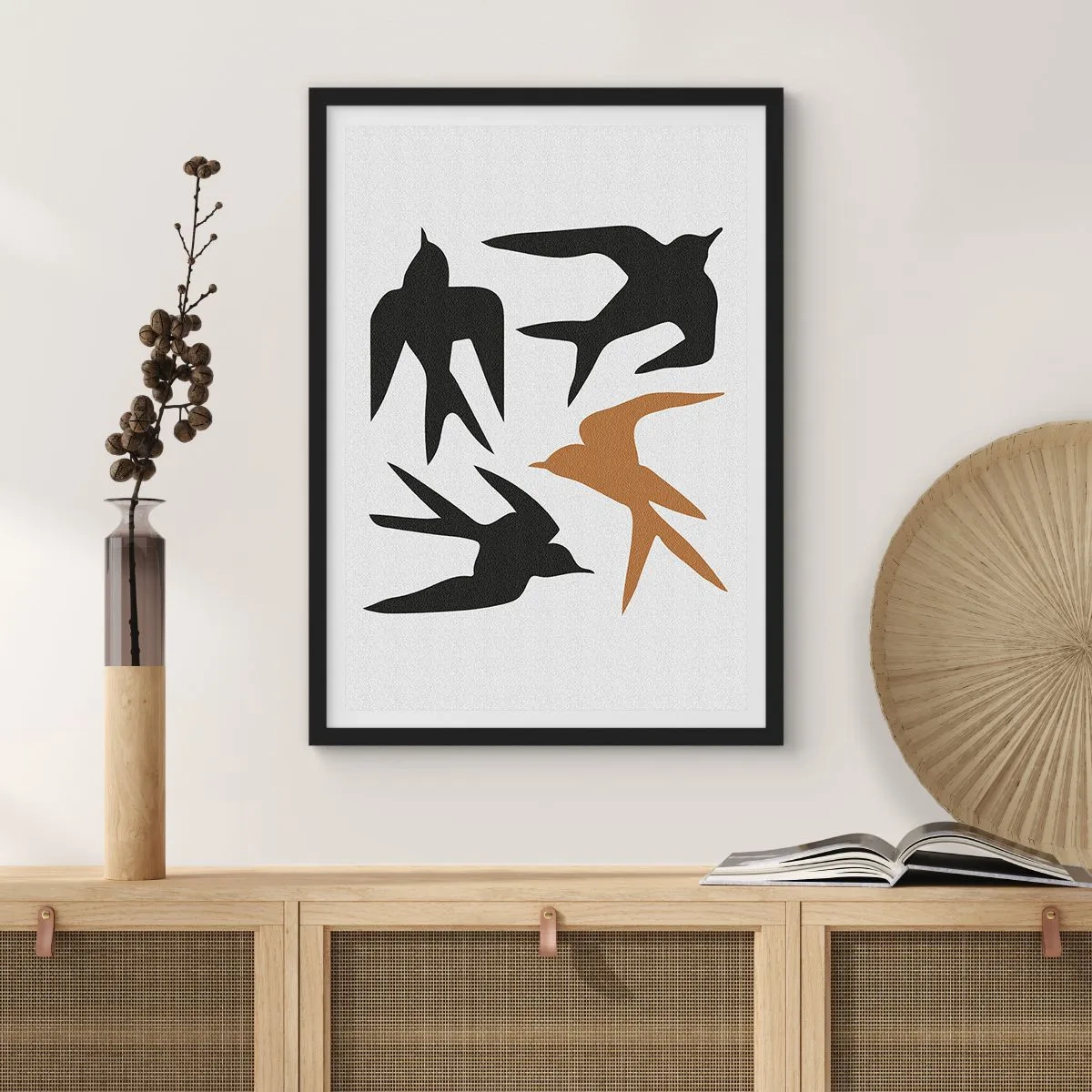 Plakát v černém rámu - Stylizované siluety vlaštovek na světlém pozadí - 50x70cm - Vlaštovky - Moderní nástěnná dekorace do obývacího pokoje a ložnice ARTTOR
