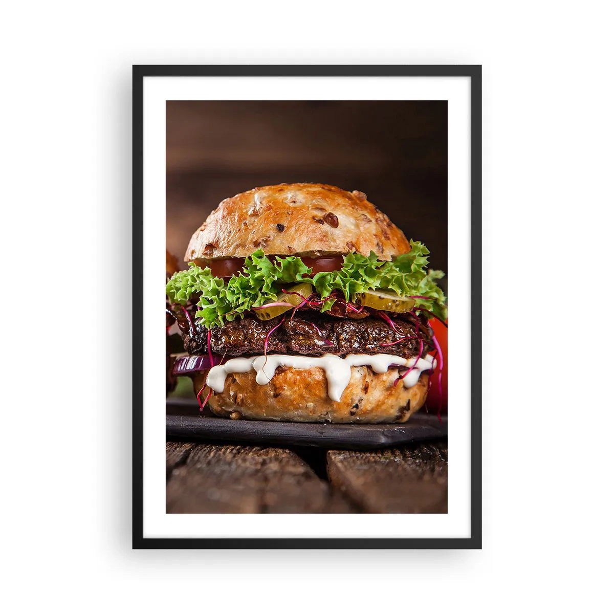 Plakát v černém rámu - Chutný burger se zeleninou a omáčkou - 50x70cm - American dream - Moderní nástěnná dekorace do obývacího pokoje a ložnice ARTTOR