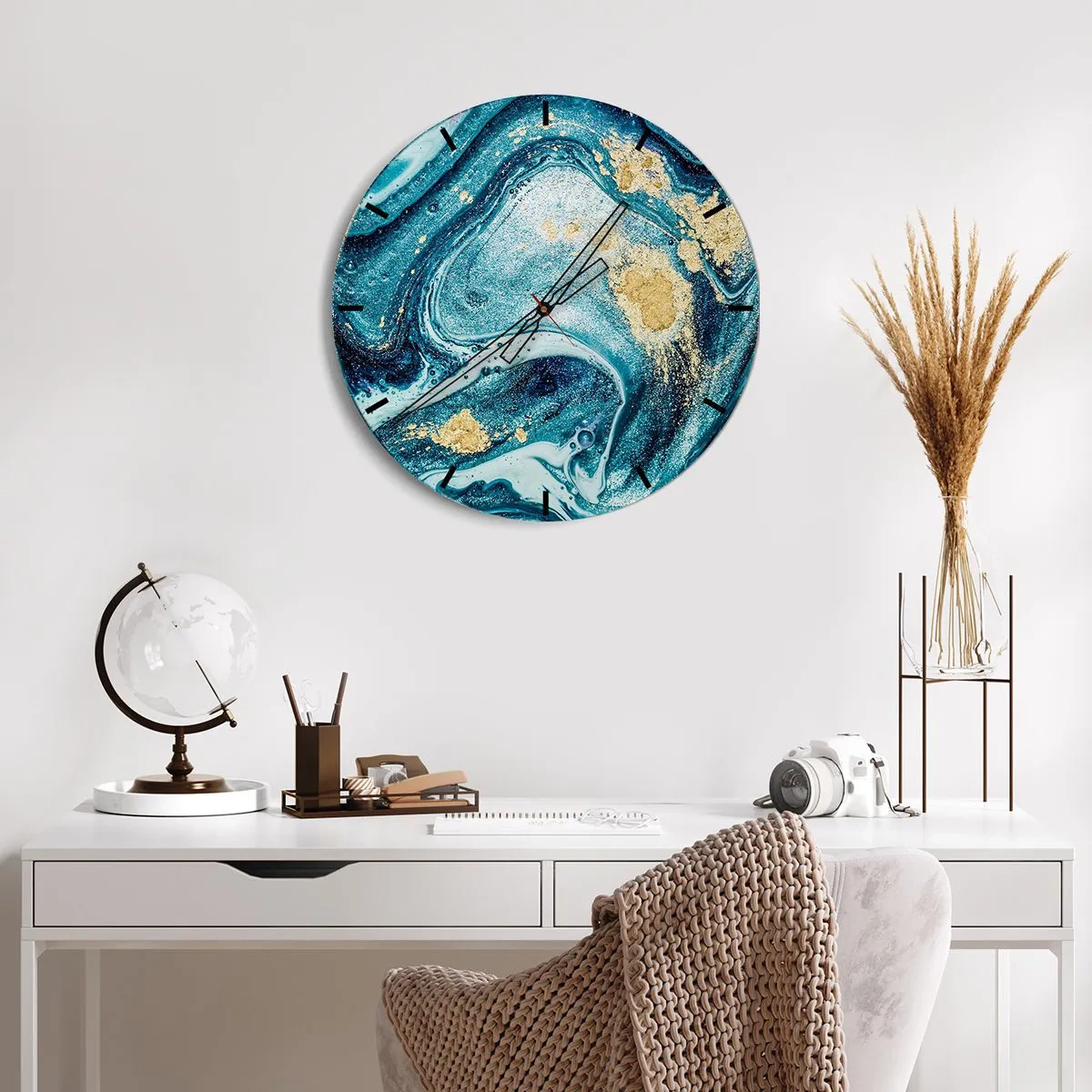 Nástěnné hodiny - Abstraktní vír v odstínech modré a zlaté s mramorovým efektem. - 30x30cm - Modrý vír - Moderní nástěnná dekorace do obývacího pokoje, kuchyně a ložnice ARTTOR