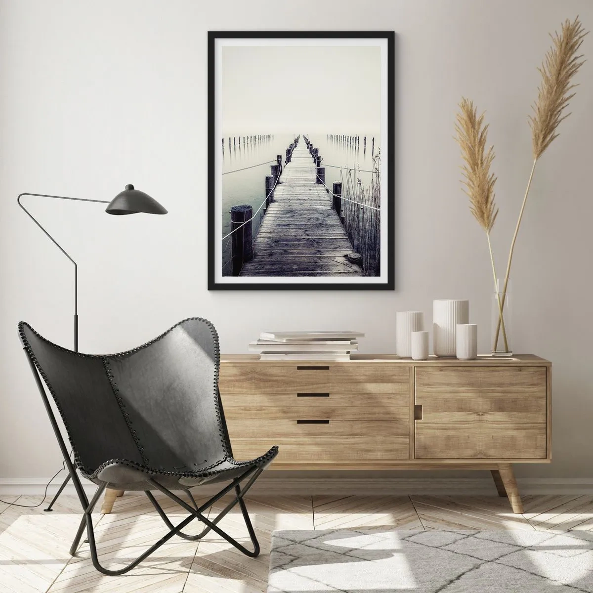 Plakát v černém rámu - Dřevěný most vedoucí do mlhavé vodní plochy - 50x70cm - Ponoř se do klidu - Moderní nástěnná dekorace do obývacího pokoje a ložnice ARTTOR