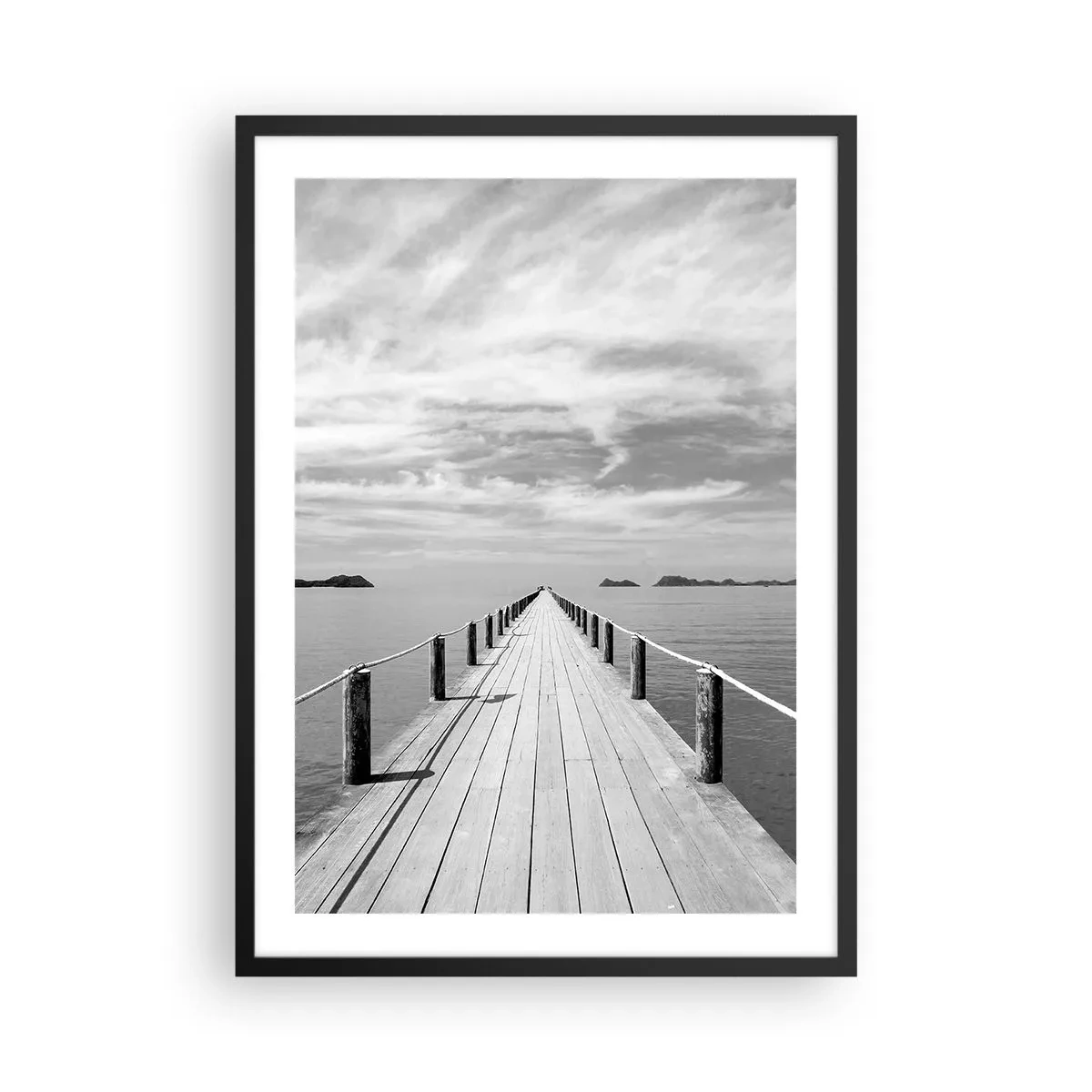 Plakát v černém rámu - Dřevěné molo vedoucí do dálky přes klidnou vodu - 50x70cm - Co takhle cesta… - Moderní nástěnná dekorace do obývacího pokoje a ložnice ARTTOR