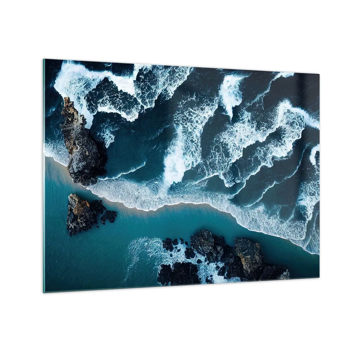 Obraz na skle - Mořské vlny narážející na skalnaté pobřeží - 70x50cm - Zahalené do vln - Moderní nástěnná dekorace do obývacího pokoje a ložnice ARTTOR