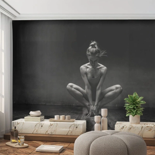 Fototapeta Standard Eco - Černá a bílá silueta tanečnice v dynamické póze v hale - 100x70cm - Koncentrace taneční energie - Moderní nástěnná dekorace do obývacího pokoje a ložnice ARTTOR
