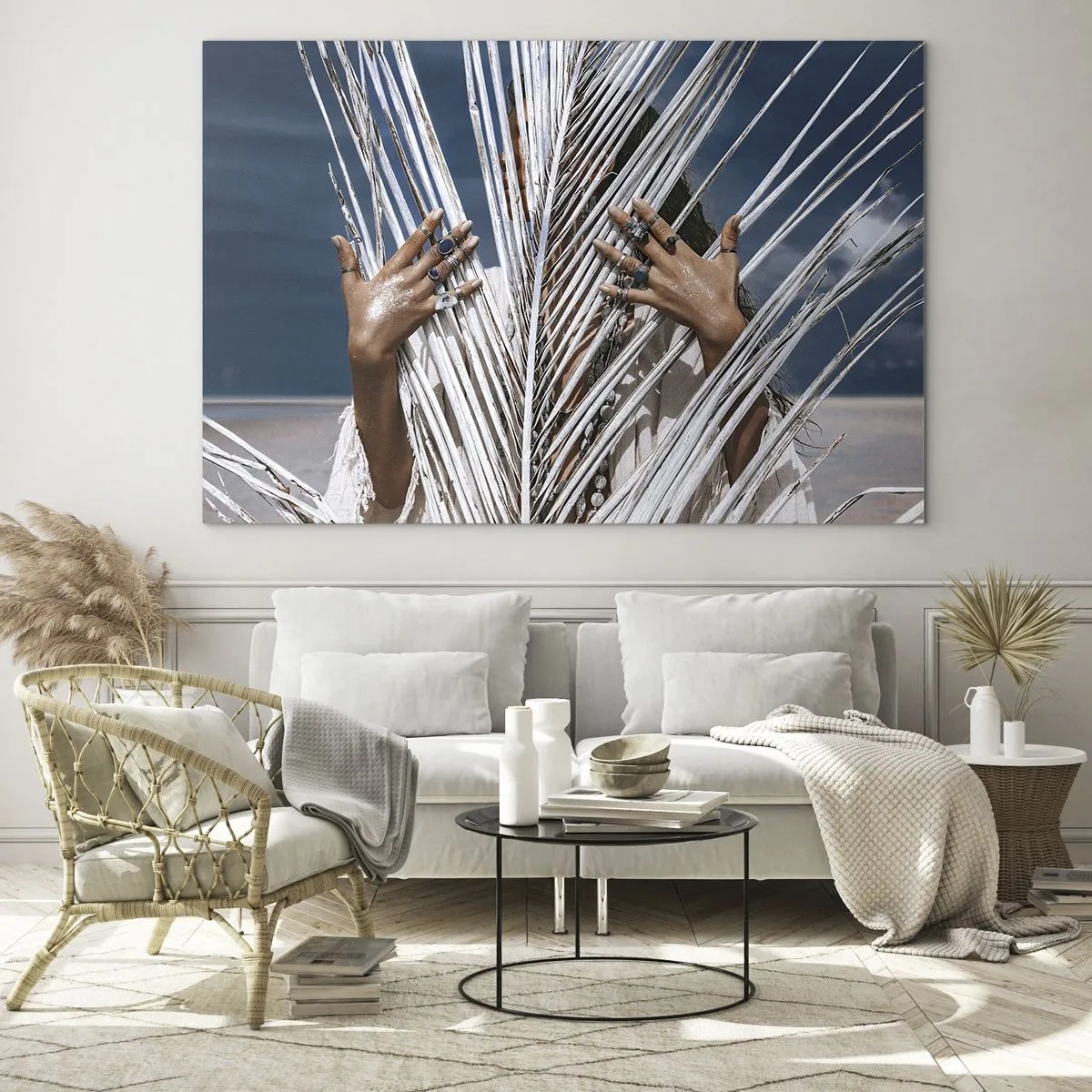 Obraz na skle - Ženské ruce zdobené prsteny za suchou palmou - 70x50cm - Šamanová holka? - Moderní nástěnná dekorace do obývacího pokoje a ložnice ARTTOR