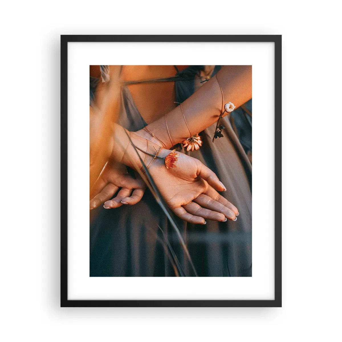 Plakát v černém rámu - Propojená s přírodou - 40x50 cm