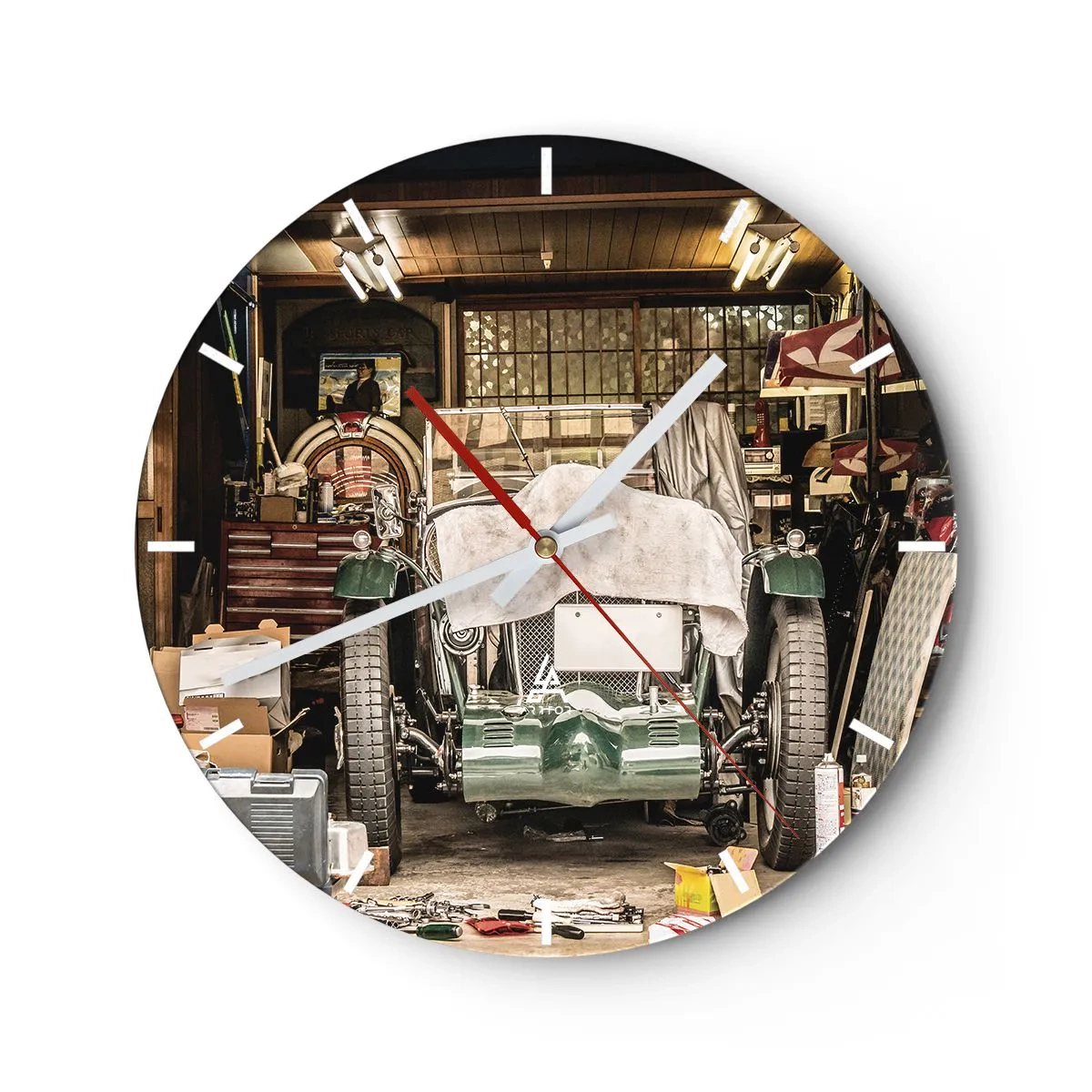 Nástěnné hodiny - Staré auto v dílně plné nářadí a dílů - 30x30cm - Zpět do minulosti - Moderní nástěnná dekorace do obývacího pokoje, kuchyně a ložnice ARTTOR