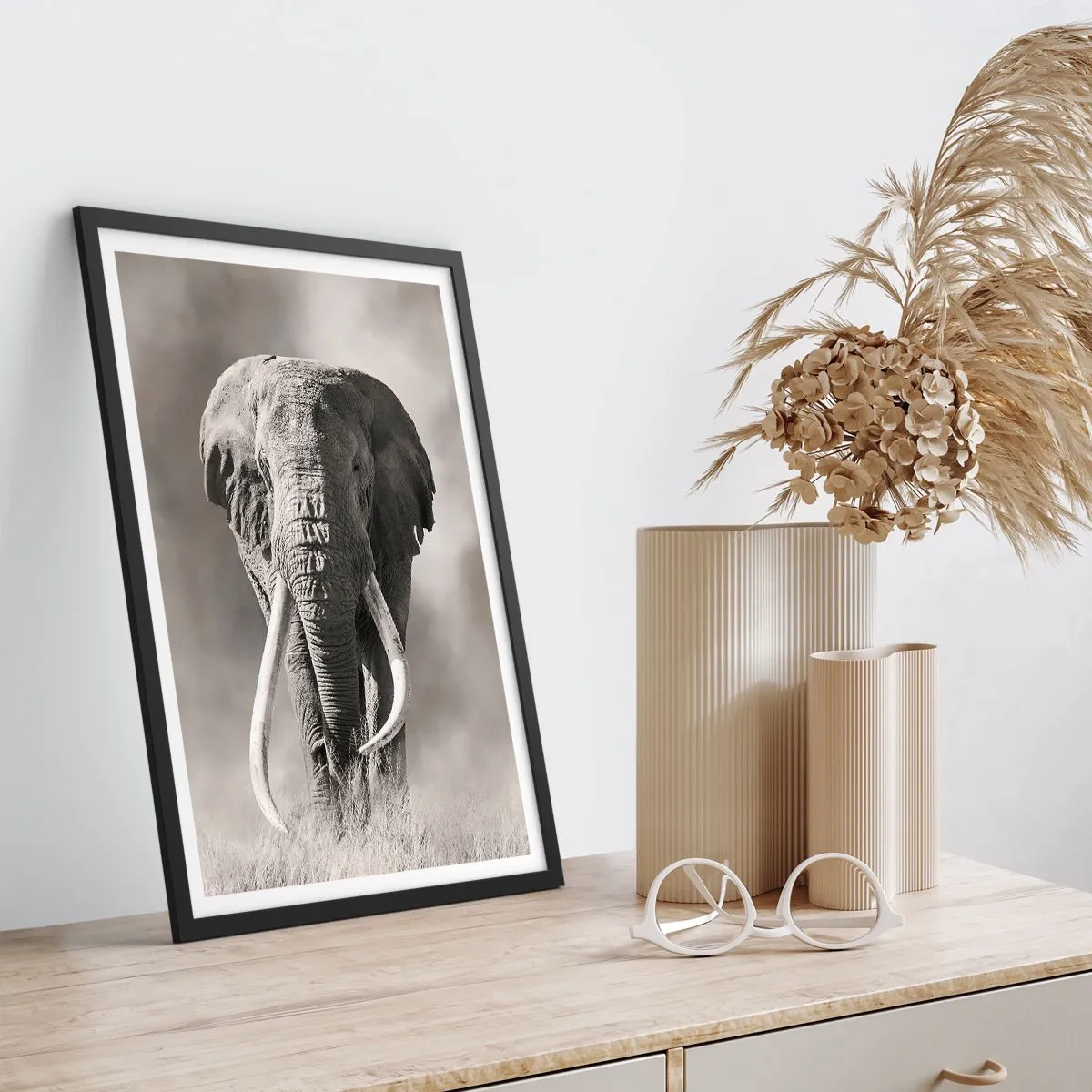 Plakát v černém rámu - Monochromatický portrét majestátního slona - 50x70cm - Africký patriarcha - Moderní nástěnná dekorace do obývacího pokoje a ložnice ARTTOR