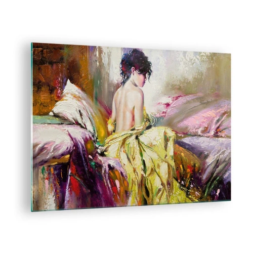 Obraz na skle - Žena ve žlutých šatech sedící na posteli v impresionistickém stylu. - 70x50cm - Mezi ústy a okrajem poháru - Moderní nástěnná dekorace do obývacího pokoje a ložnice ARTTOR