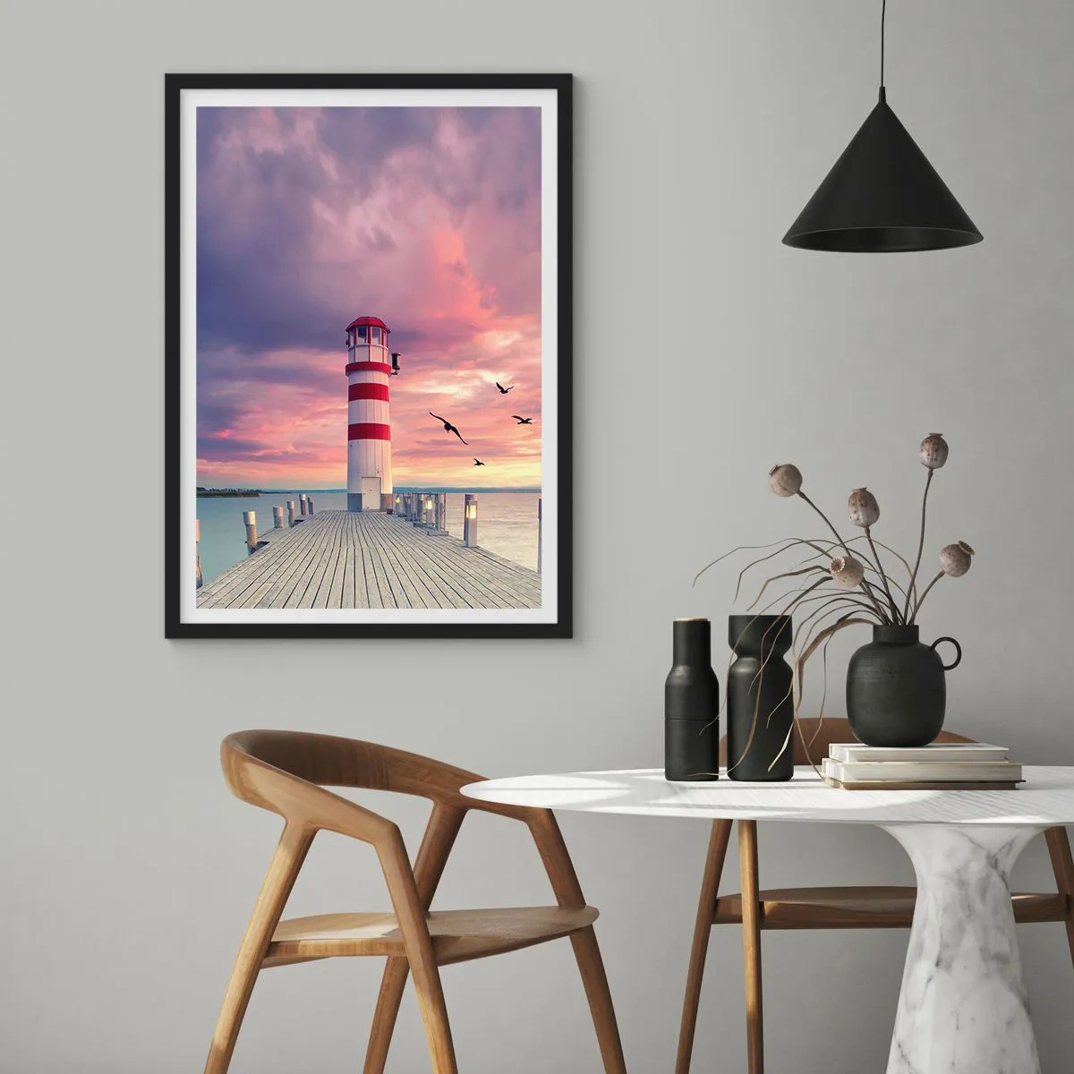 Plakát v černém rámu - Maják na pozadí západu slunce - 50x70cm - Čas jít do přístavu - Moderní nástěnná dekorace do obývacího pokoje a ložnice ARTTOR