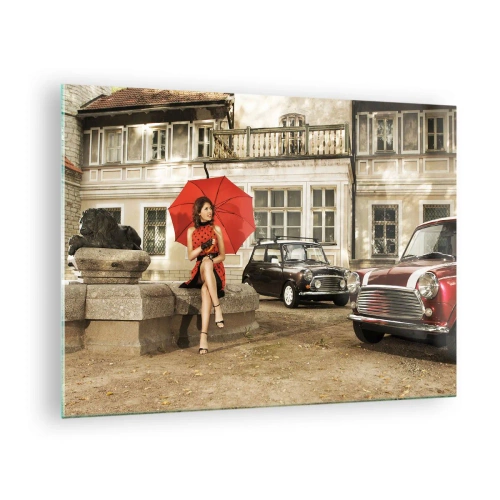 Obraz na skle - Žena s červeným deštníkem a klasickými auty - 70x50cm - Sentimentální mini cestování - Moderní nástěnná dekorace do obývacího pokoje a ložnice ARTTOR