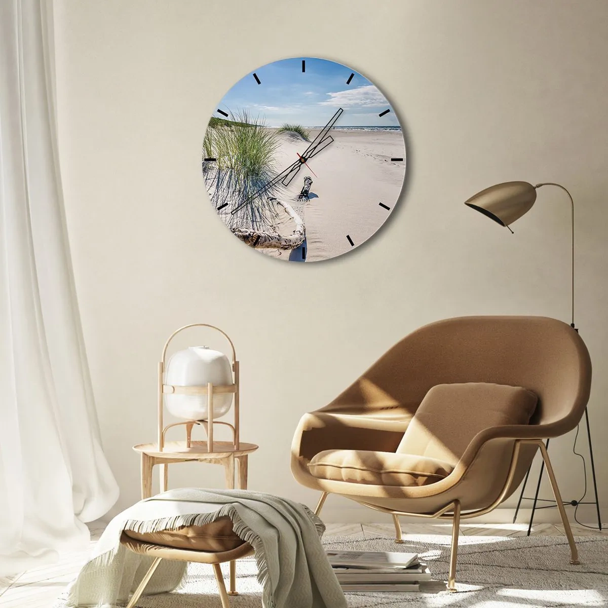 Nástěnné hodiny - Pláž s pískem, trávou a výhledem na moře za slunečného dne - 30x30cm - Nejkrásnější? Baltská - Moderní nástěnná dekorace do obývacího pokoje, kuchyně a ložnice ARTTOR