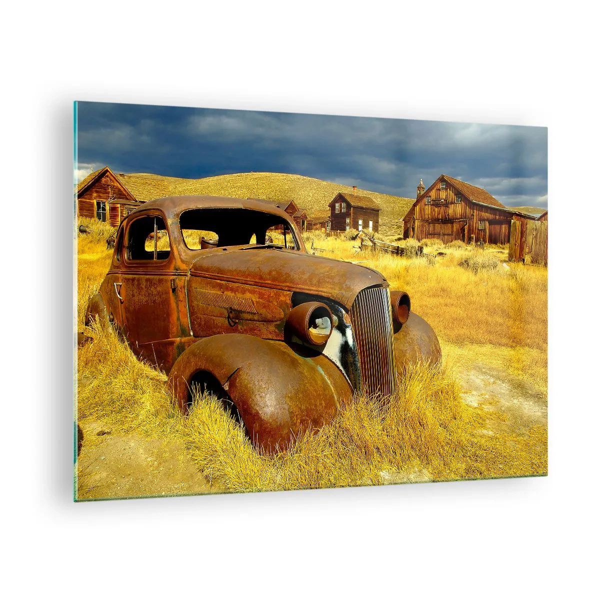 Obraz na skle - Veterán na pozadí opuštěné vesnice - 70x50cm - Zasloužený odpočinek - Moderní nástěnná dekorace do obývacího pokoje a ložnice ARTTOR