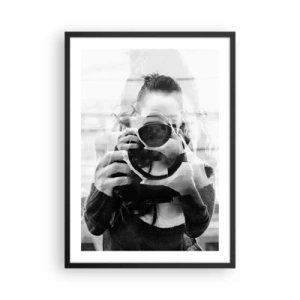 Plakát v černém rámu - Dvojitá expozice fotografa a fotoaparátu v černé a bílé - 50x70cm - Tvůrce a materiál - Moderní nástěnná dekorace do obývacího pokoje a ložnice ARTTOR