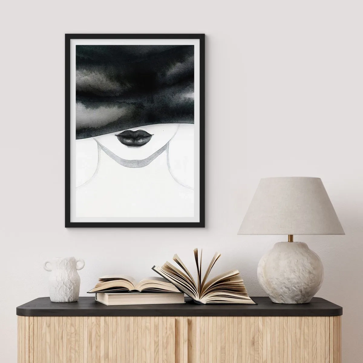 Plakát v černém rámu - Černobílý portrét ženy se zavázanýma očima - 50x70cm - Smyslná záhada - Moderní nástěnná dekorace do obývacího pokoje a ložnice ARTTOR