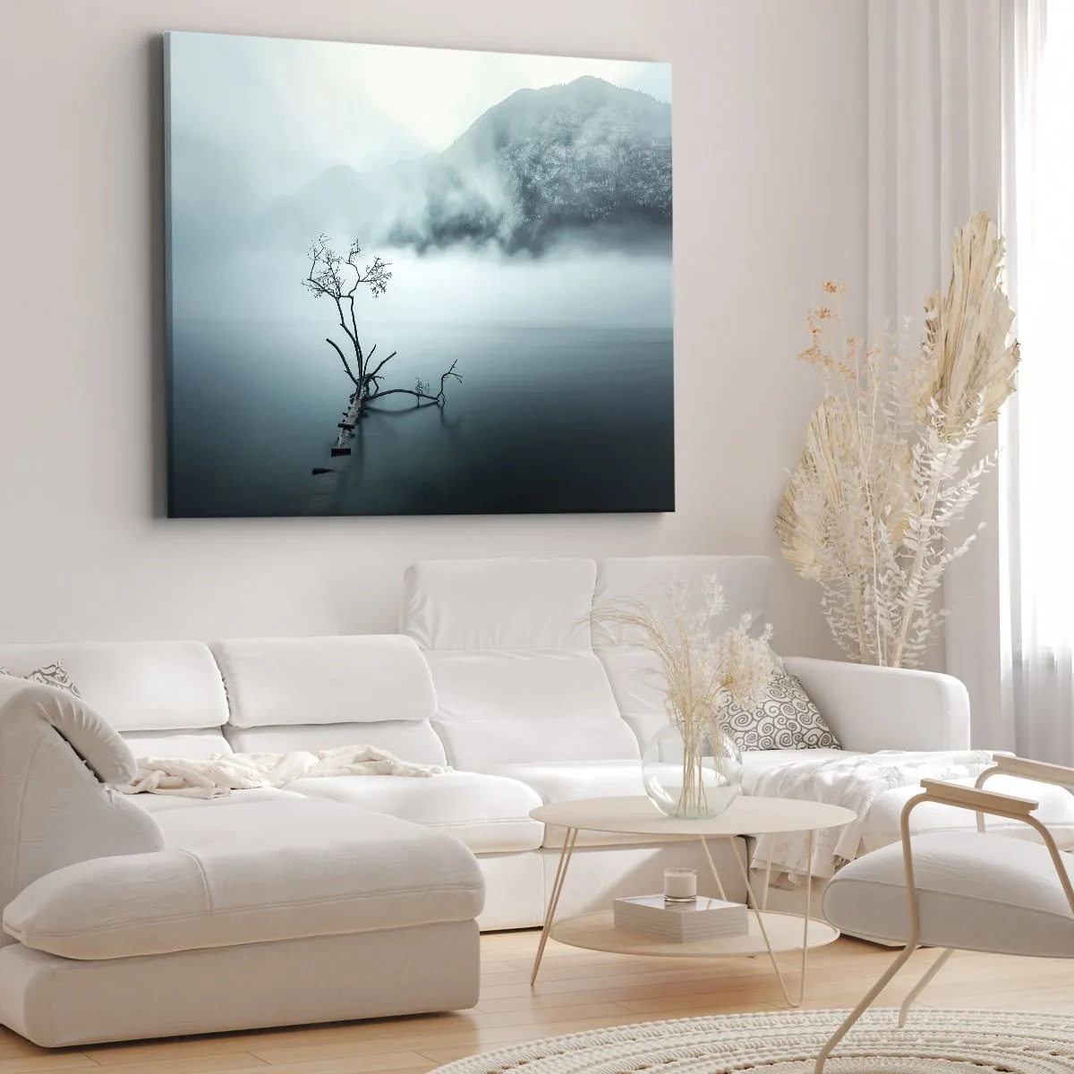 Obraz na plátně - Osamělý strom ve vodě obklopený mlhou a horami - 70x50cm - Z vody a mlhy - Moderní nástěnná dekorace do obývacího pokoje a ložnice ARTTOR