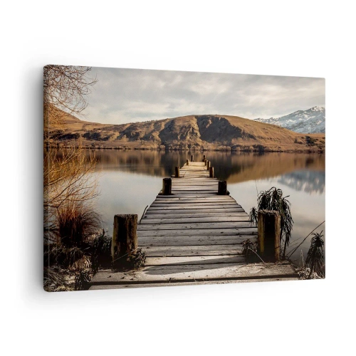 Obraz na plátně - Dřevěné molo nad jezerem obklopeným malebnými kopci - 70x50cm - Krajina v tichu - Moderní nástěnná dekorace do obývacího pokoje a ložnice ARTTOR