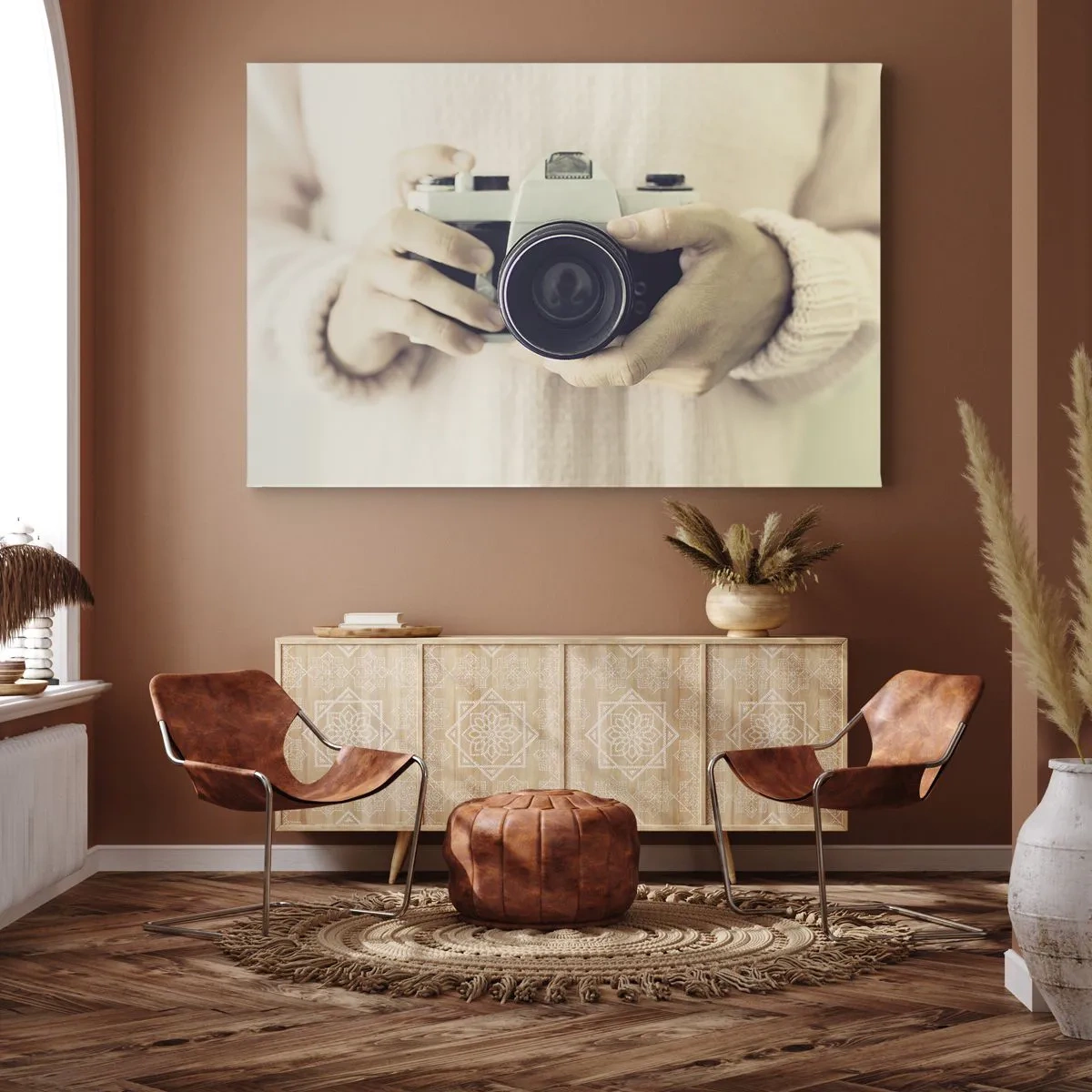 Obraz na plátně - Retro fotoaparát držený v rukou na světlém pozadí - 70x50cm - Pro více informací… - Moderní nástěnná dekorace do obývacího pokoje a ložnice ARTTOR