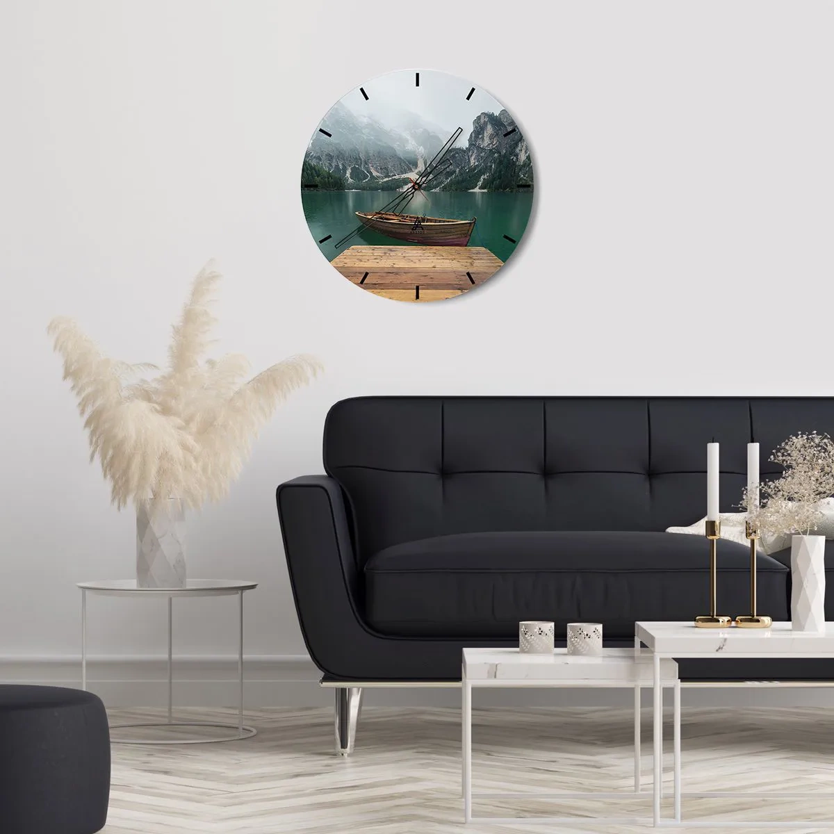 Nástěnné hodiny - Dřevěná loď na jezeře obklopeném horami - 30x30cm - „Hrdé skály vepředu“ - Moderní nástěnná dekorace do obývacího pokoje, kuchyně a ložnice ARTTOR