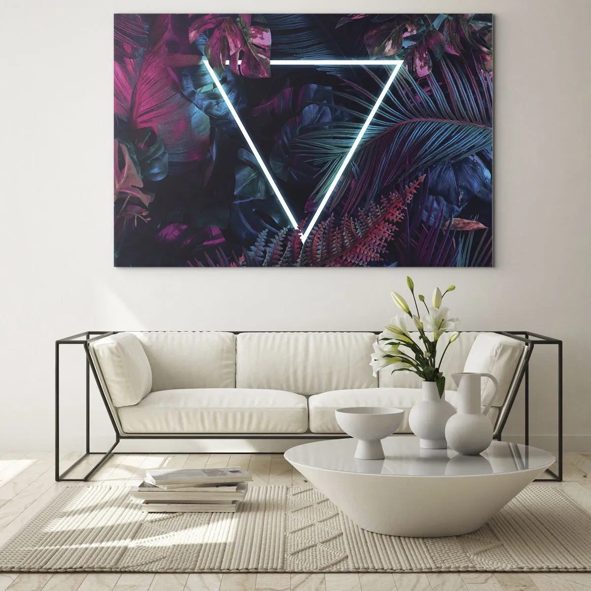 Obraz na skle - Neonový trojúhelník obklopený tropickými rostlinami v odstínech růžové a modré. - 70x50cm - Zahrada v disco stylu - Moderní nástěnná dekorace do obývacího pokoje a ložnice ARTTOR
