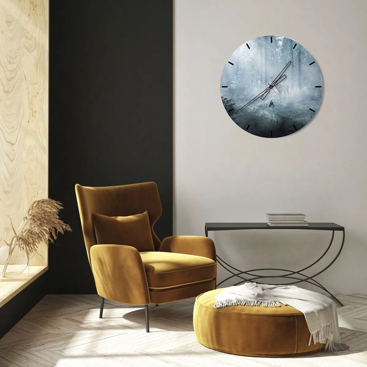 Nástěnné hodiny - Jelen stojící v mlze uprostřed vysokého lesního háje - 30x30cm - Ranní obchůzka sídliště - Moderní nástěnná dekorace do obývacího pokoje, kuchyně a ložnice ARTTOR