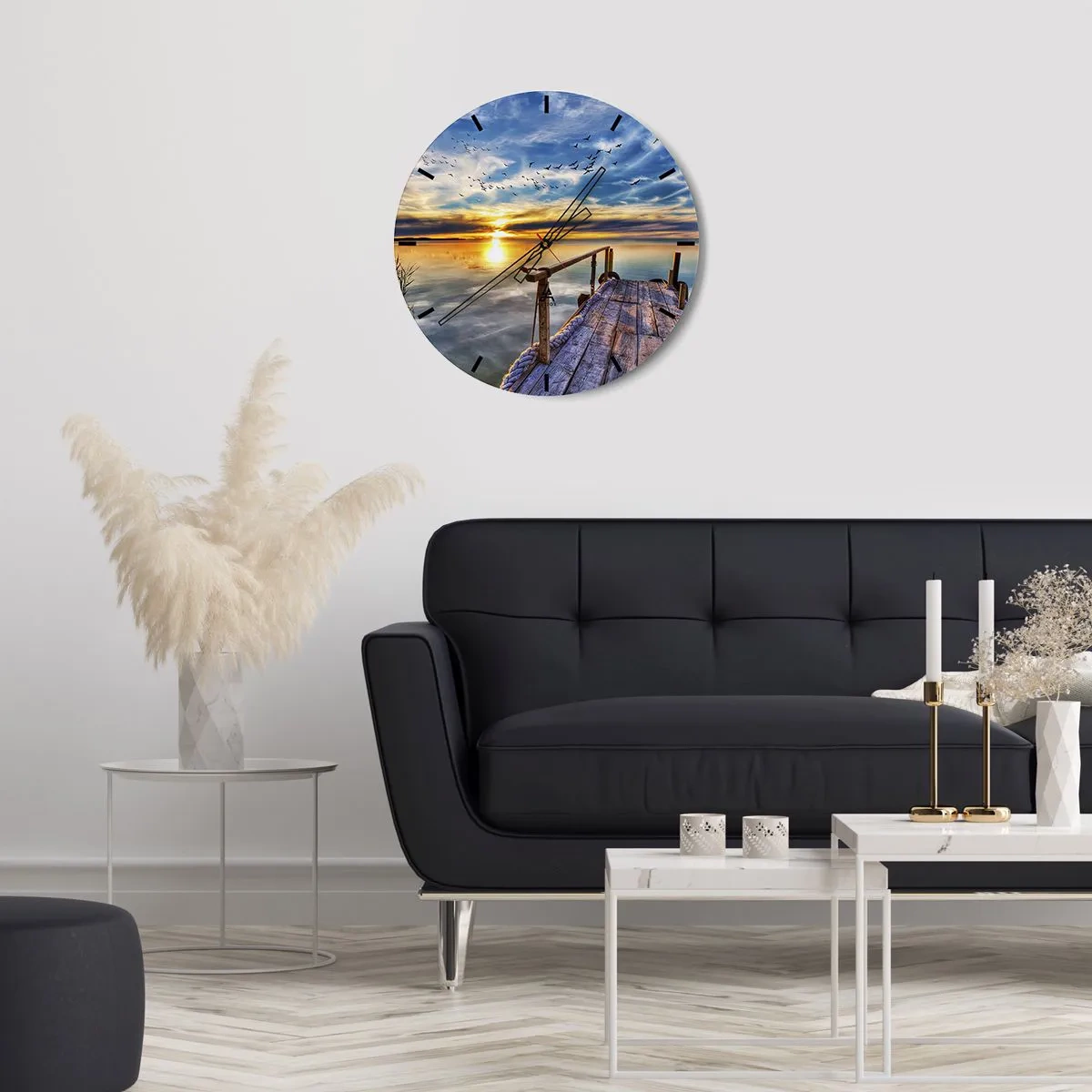 Nástěnné hodiny - Dřevěné molo nad jezerem při západu slunce - 30x30cm - Vítr jde odpočívat - Moderní nástěnná dekorace do obývacího pokoje, kuchyně a ložnice ARTTOR