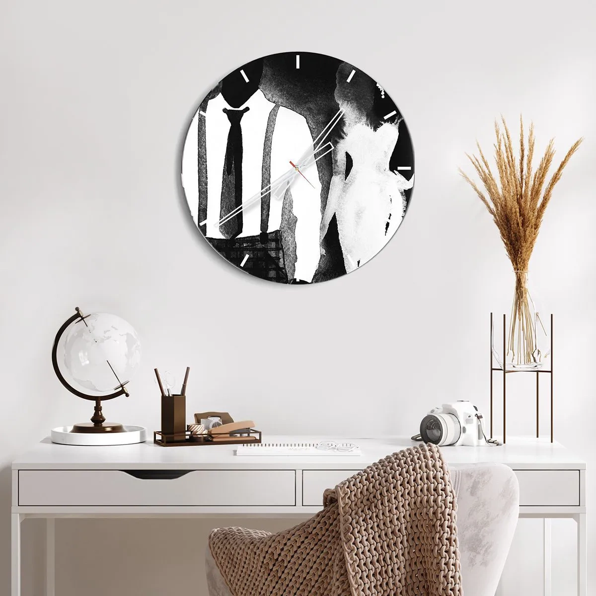 Nástěnné hodiny - Siluety ženy a muže v černobílé noirové atmosféře - 30x30cm - Ve stylu noir - Moderní nástěnná dekorace do obývacího pokoje, kuchyně a ložnice ARTTOR