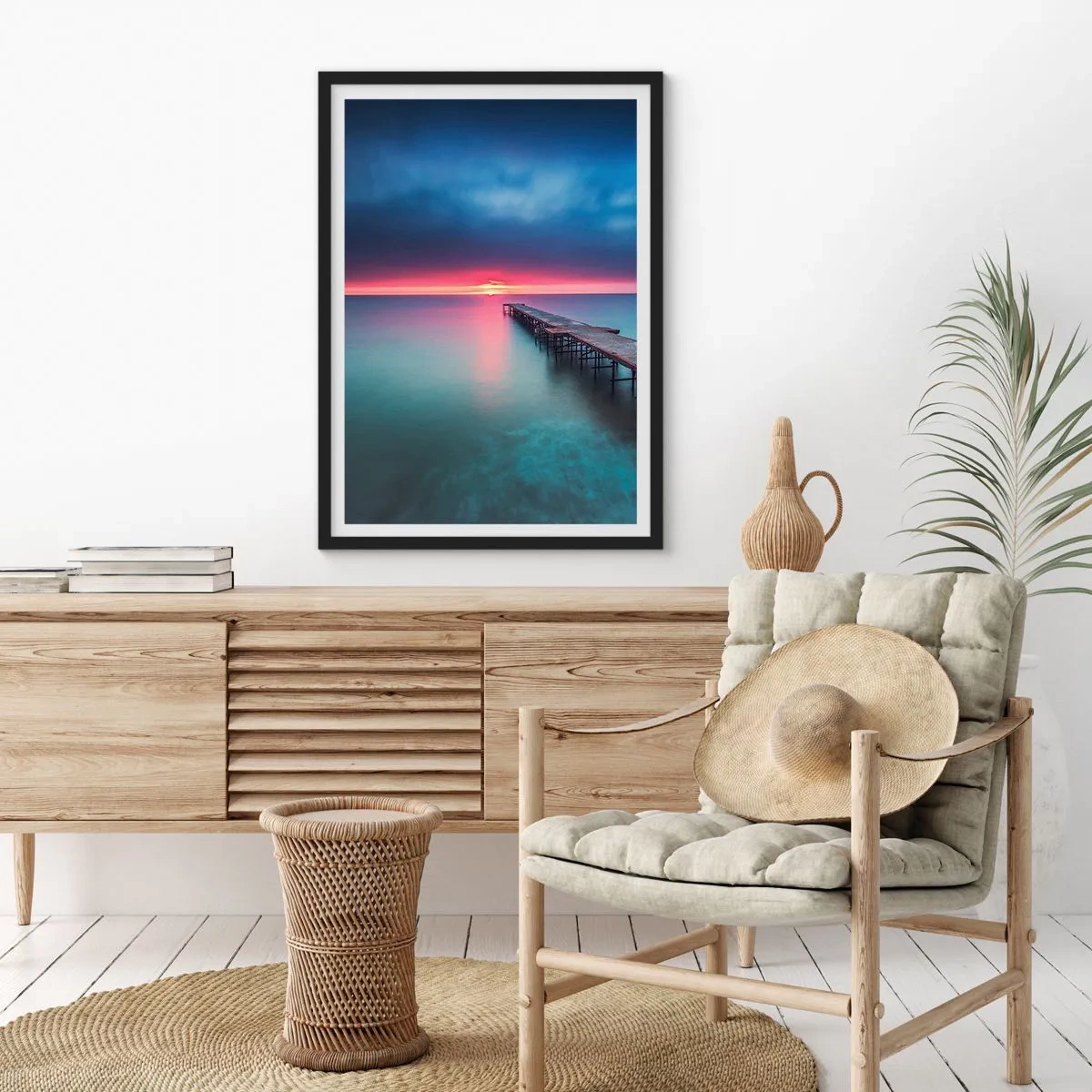 Plakát v černém rámu - Molo táhnoucí se do klidného moře při západu slunce - 50x70cm - Mezi nebem a zemí - Moderní nástěnná dekorace do obývacího pokoje a ložnice ARTTOR