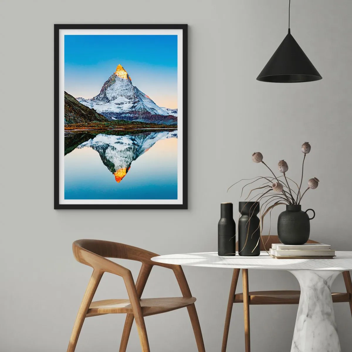 Plakát v černém rámu - Hora se zasněženým vrcholem odrážejícím se v jezeře - 50x70cm - Dva světy - Moderní nástěnná dekorace do obývacího pokoje a ložnice ARTTOR