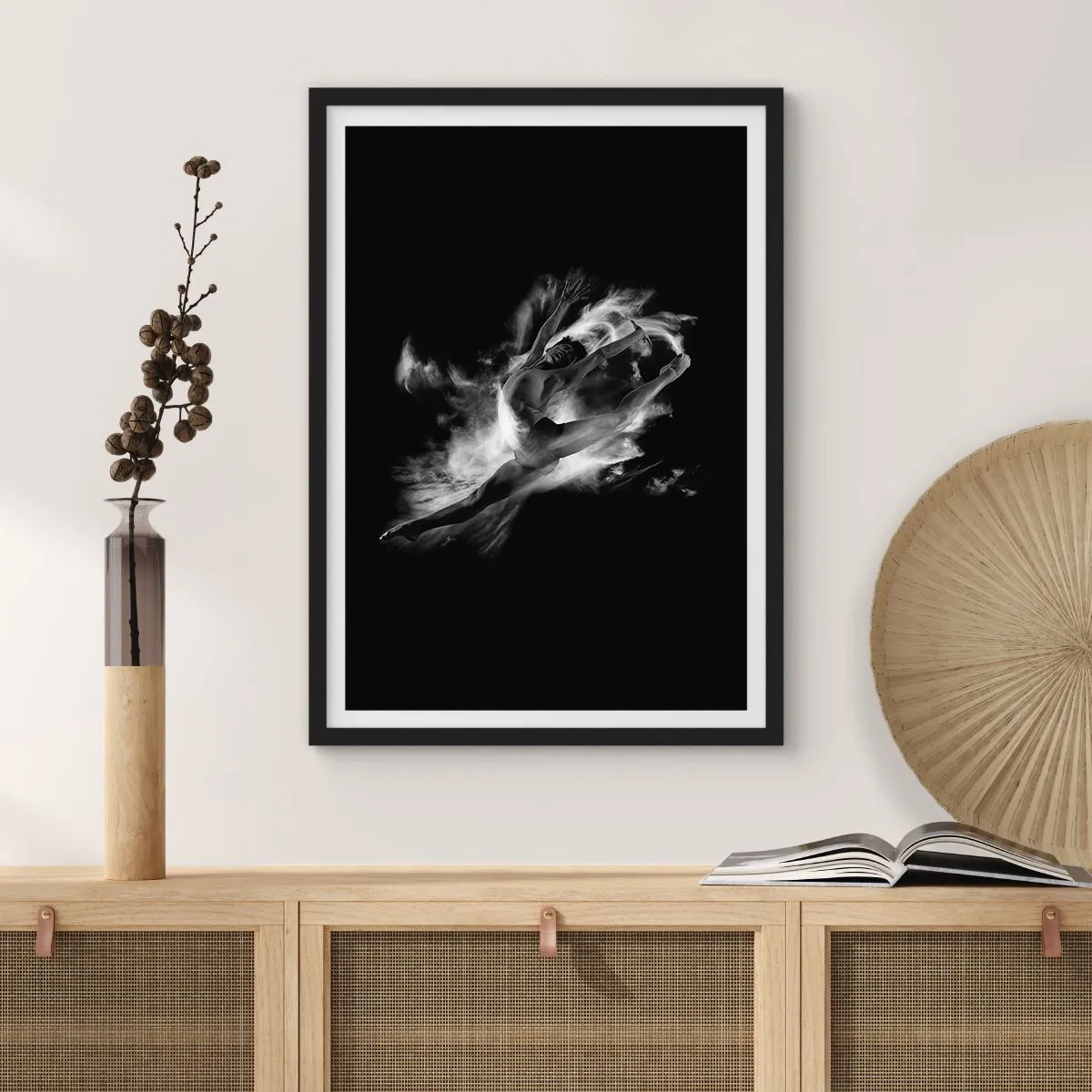 Plakát v černém rámu - Tanečník v dynamickém pohybu na černém pozadí - 50x70cm - Zastaven za letu - Moderní nástěnná dekorace do obývacího pokoje a ložnice ARTTOR