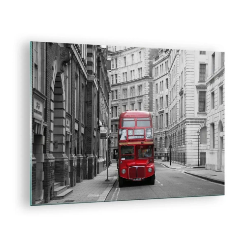Obraz na skle - Červený autobus mezi monochromatickými městskými ulicemi - 70x50cm - Všednost nemusí být šedá - Moderní nástěnná dekorace do obývacího pokoje a ložnice ARTTOR