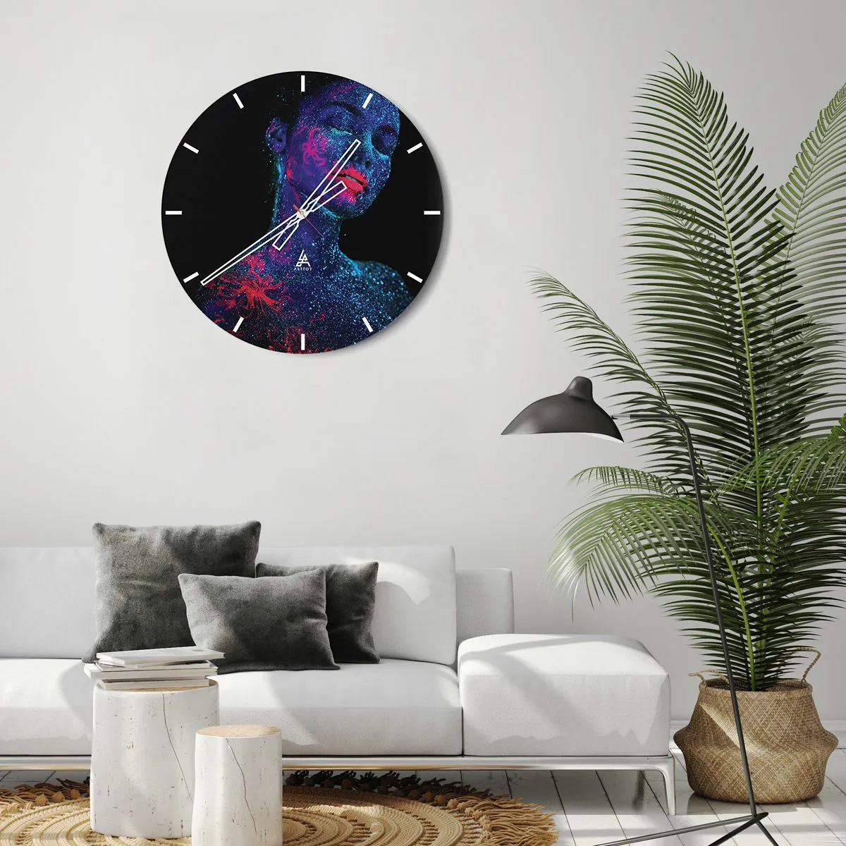 Nástěnné hodiny - Portrét ženy s fluorescenčními malbami na obličej - 30x30cm - V hvězdném prachu - Moderní nástěnná dekorace do obývacího pokoje, kuchyně a ložnice ARTTOR
