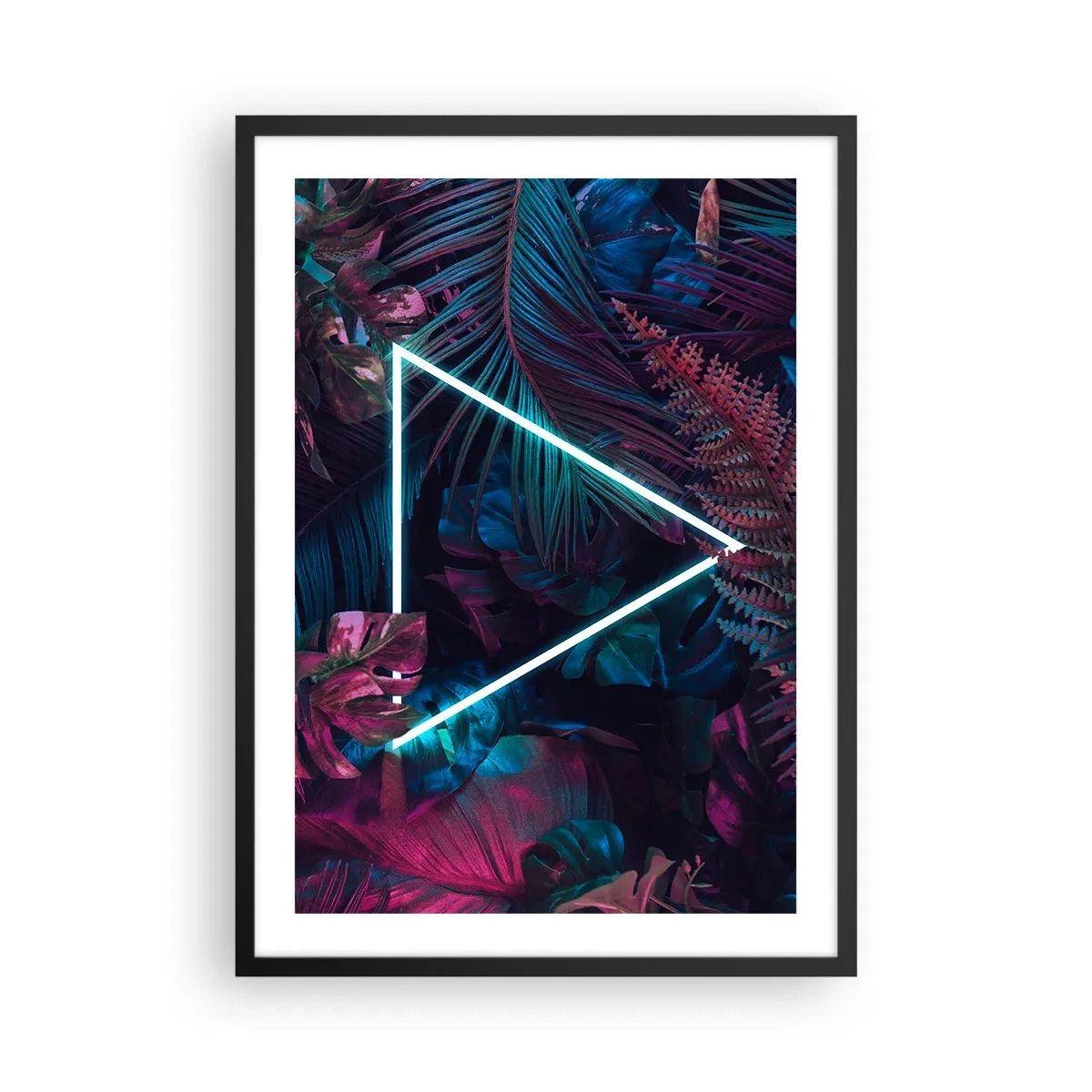 Plakát v černém rámu - Neonový trojúhelník na pozadí tmavé tropické vegetace. - 50x70cm - Zahrada v disco stylu - Moderní nástěnná dekorace do obývacího pokoje a ložnice ARTTOR