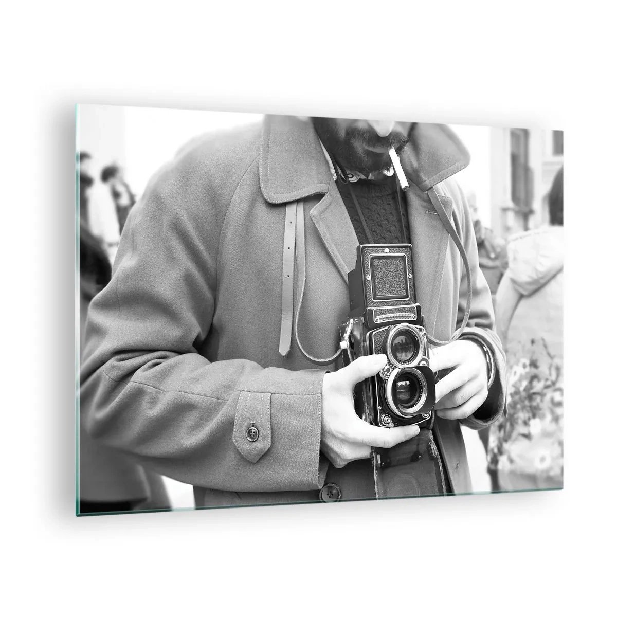 Obraz na skle - Černobílá fotografie muže s analogovým fotoaparátem - 70x50cm - V retro stylu - Moderní nástěnná dekorace do obývacího pokoje a ložnice ARTTOR