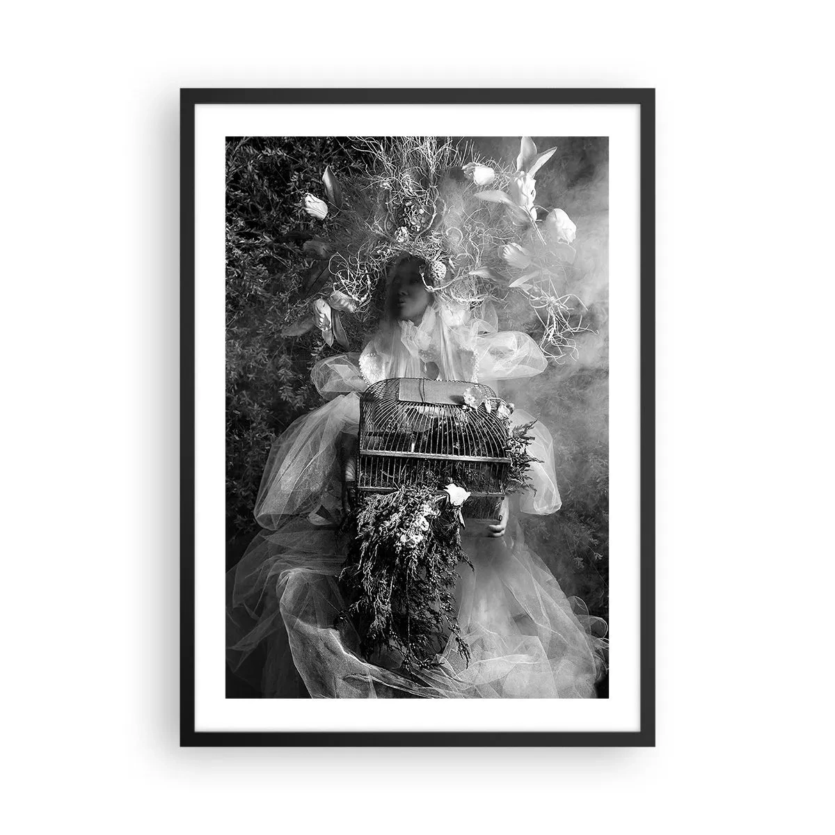 Plakát v černém rámu - Žena v šatech obklopená přírodou na černobílé fotografii - 50x70cm - Matka Příroda - Moderní nástěnná dekorace do obývacího pokoje a ložnice ARTTOR