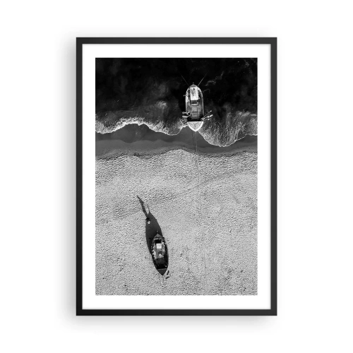 Plakát v černém rámu - Černobílý letecký snímek lodi na pláži - 50x70cm - Ještě na břehu… - Moderní nástěnná dekorace do obývacího pokoje a ložnice ARTTOR