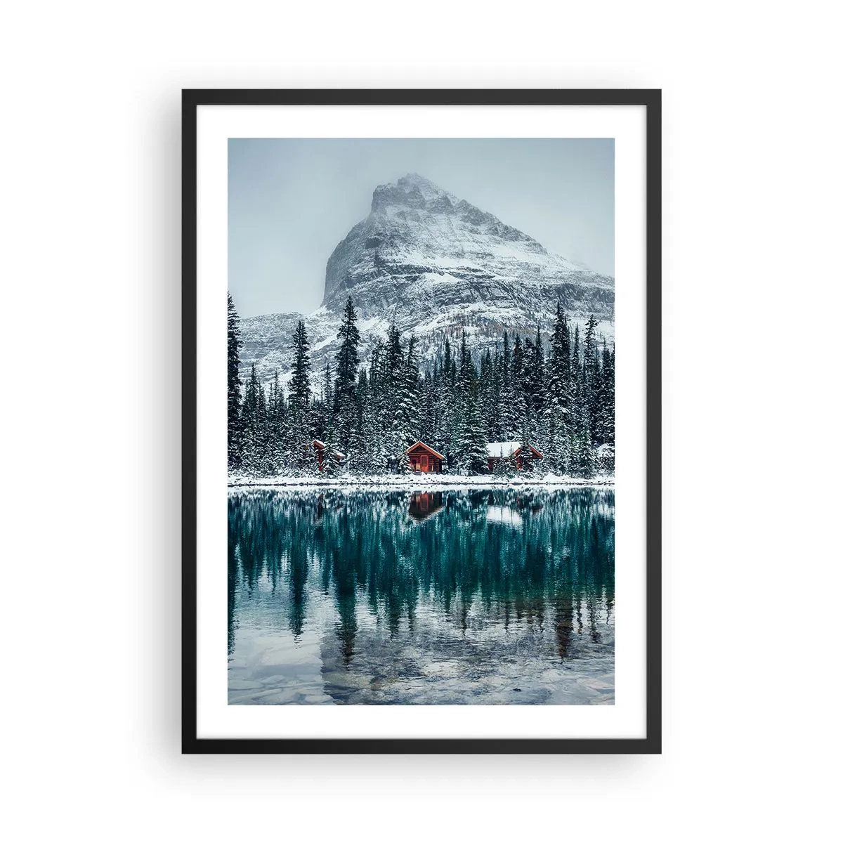 Plakát v černém rámu - Zimní krajina s chatkami u jezera a horou v pozadí - 50x70cm - Kanadské útočiště - Moderní nástěnná dekorace do obývacího pokoje a ložnice ARTTOR
