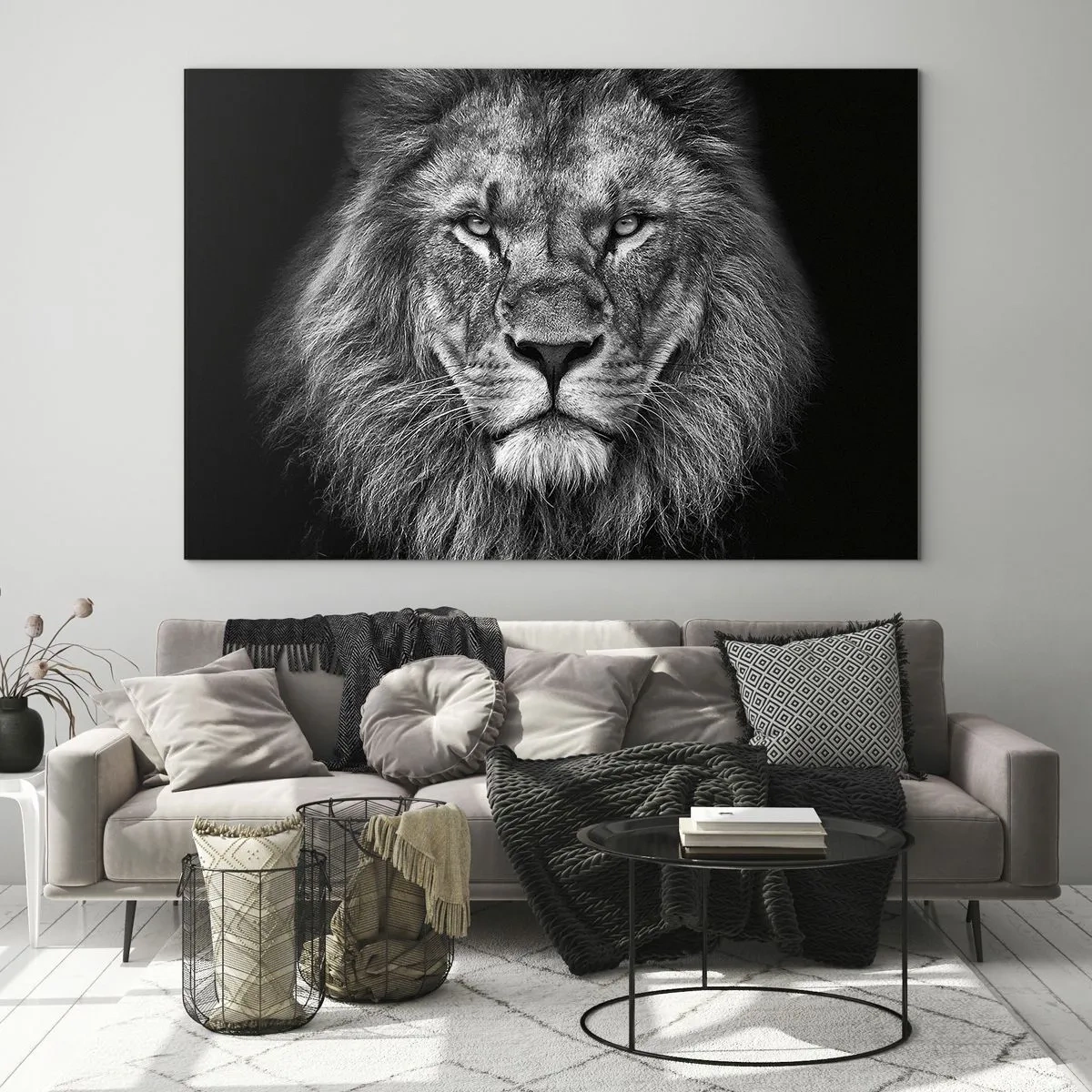 Obraz na skle - Portrét lva v černé a bílé s majestátní hřívou - 70x50cm - V korunovačním oděvu - Moderní nástěnná dekorace do obývacího pokoje a ložnice ARTTOR