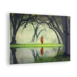Obraz na skle - Mnich v oranžovém rouchu se prochází mezi stromy u vody - 70x50cm - Na cestě k osvícení - Moderní nástěnná dekorace do obývacího pokoje a ložnice ARTTOR