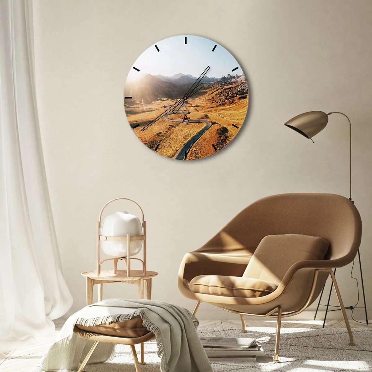 Nástěnné hodiny - Klikatá cesta ve zlatém údolí ozářená zapadajícím sluncem - 30x30cm - Ve zlatém údolí - Moderní nástěnná dekorace do obývacího pokoje, kuchyně a ložnice ARTTOR