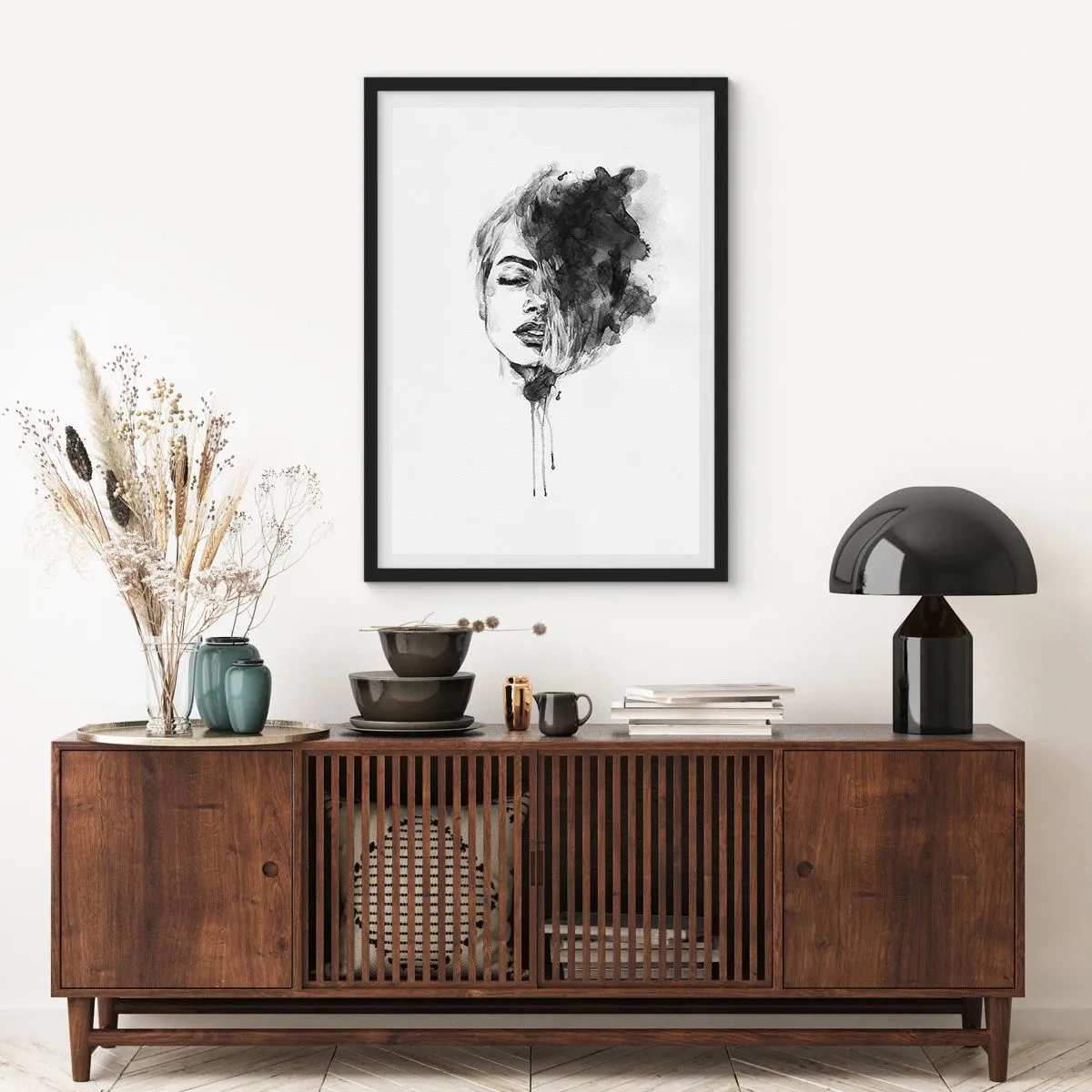 Plakát v černém rámu - Portrét ženy v černobílém akvarelu - 50x70cm - O čem sní dívka - Moderní nástěnná dekorace do obývacího pokoje a ložnice ARTTOR