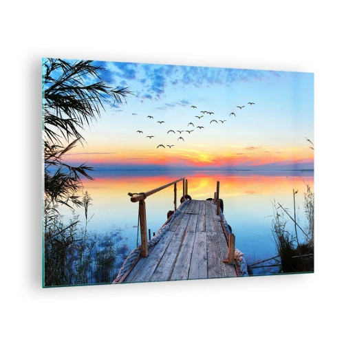 Obraz na skle - Dřevěné molo nad jezerem při západu slunce s hejnem ptáků létajících nad hlavou - 70x50cm - Je čas vrátit se… - Moderní nástěnná dekorace do obývacího pokoje a ložnice ARTTOR