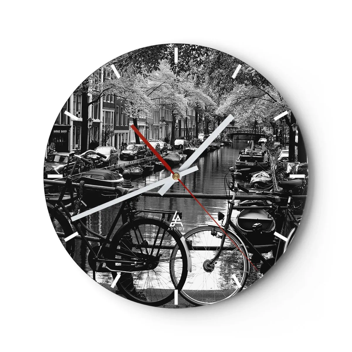 Nástěnné hodiny - Černobílý pohled na kanál s jízdními koly v Amsterdamu - 30x30cm - Velmi nizozemský výhled - Moderní nástěnná dekorace do obývacího pokoje, kuchyně a ložnice ARTTOR