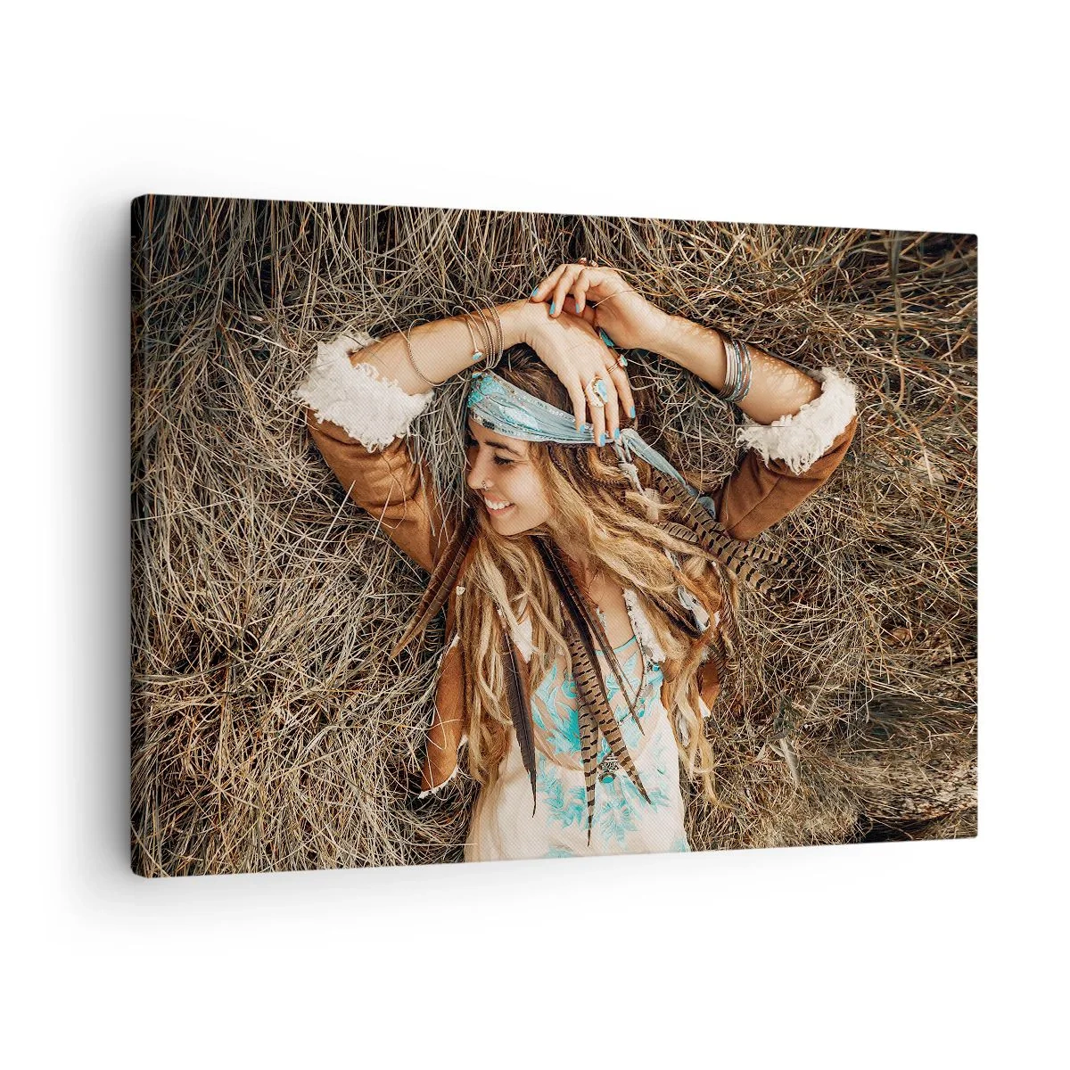 Obraz na plátně - Boho styl žena ležící na seně - 70x50cm - Na cestě do léta lásky - Moderní nástěnná dekorace do obývacího pokoje a ložnice ARTTOR