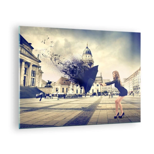 Obraz na skle - Žena s deštníkem na pozadí městského náměstí v umělecké kompozici - 70x50cm - Je takový vítr… - Moderní nástěnná dekorace do obývacího pokoje a ložnice ARTTOR