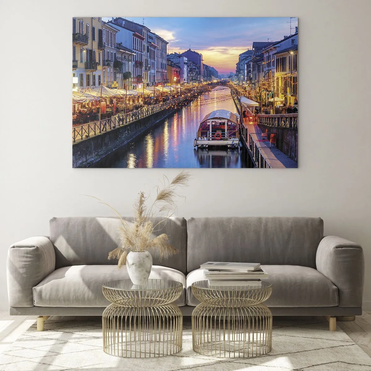 Obraz na skle - Večerní pohled na osvětlený kanál s loděmi a kavárnami - 70x50cm - Večer plný světla a zábavy - Moderní nástěnná dekorace do obývacího pokoje a ložnice ARTTOR