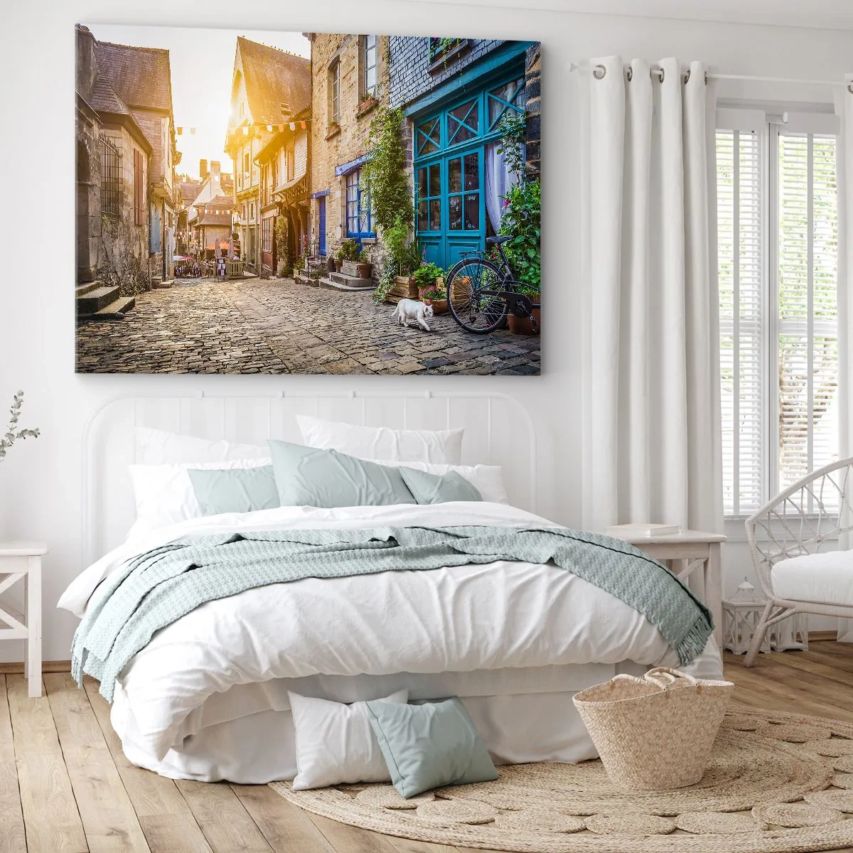 Obraz na plátně - Okouzlující ulice s kamennou dlažbou na slunci - 70x50cm - Bílý duch městečka - Moderní nástěnná dekorace do obývacího pokoje a ložnice ARTTOR