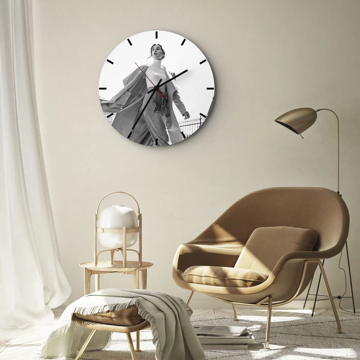 Nástěnné hodiny - Stylová žena v pohybu na pozadí městské architektury - 30x30cm - Jdeš se mnou? - Moderní nástěnná dekorace do obývacího pokoje, kuchyně a ložnice ARTTOR